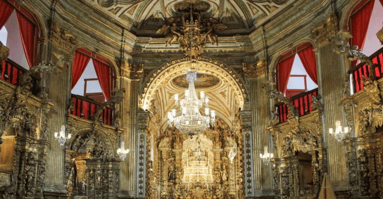 Basílica de Nossa Senhora do Pilar em Ouro Preto, Minas Gerais, com altar e decoração em ouro