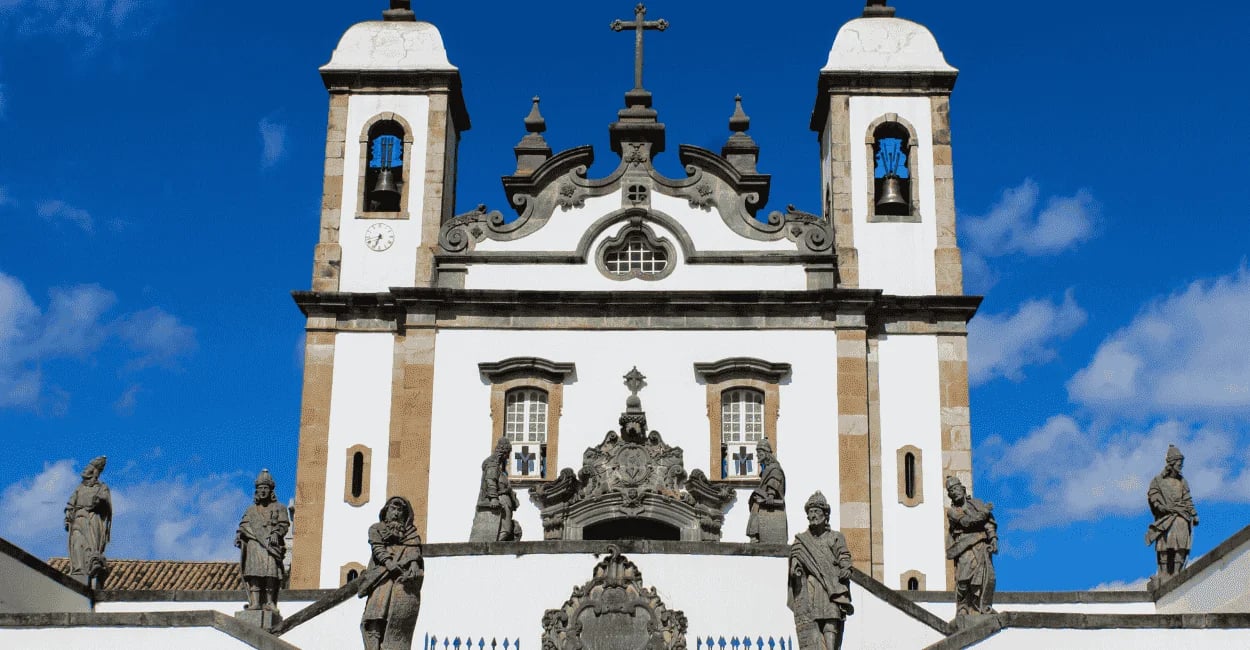 Santuário do Bom Jesus de Matosinhos em Congonhas MG com profetas de Aleijadinho e fachada barroca