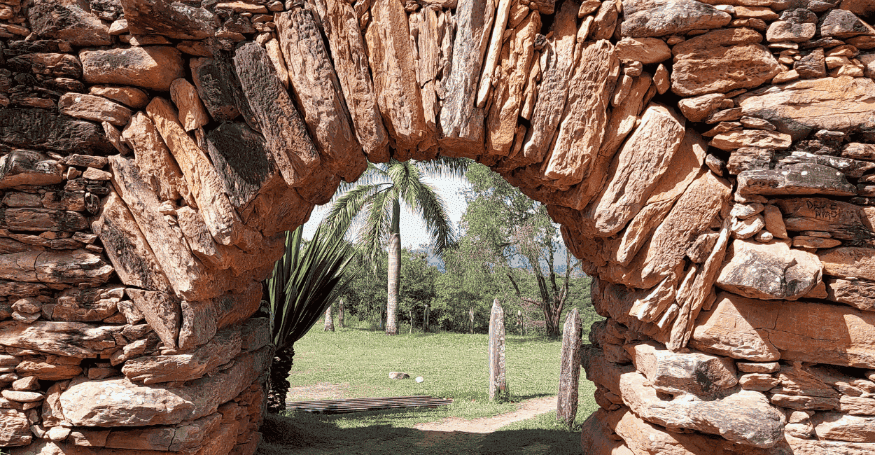 Bicame de Pedra construido com pedras, com um arco natural em Catas Altas MG