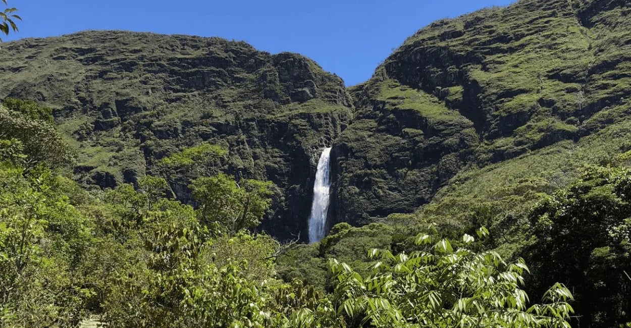 Cachoeira Casca d’Anta na Serra da Canastra, com queda alta entre paredões verdes e mata nativa