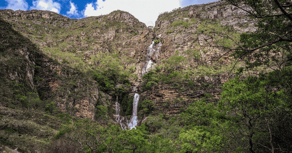 Paredão de pedras com a cachoeira da farofa na Serra do Cipó MG