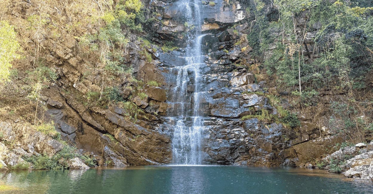 Cachoeira das Fadas em Conselheiro Mata com queda d’água sobre paredão rochoso e poço de água