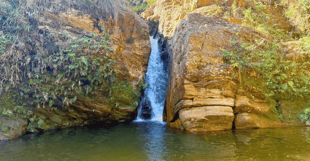 Queda d'água da Cachoeira de Carrancas em Acuruí fluindo entre grandes paredões rochosos