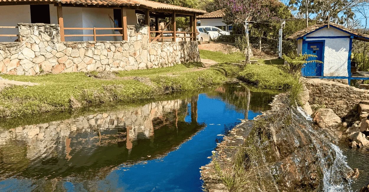 Cachoeira do Comércio em São Gonçalo do Rio das Pedras, distrito de Serro, MG, com queda baixa