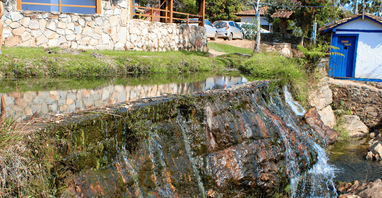 Queda d'água da cachoeira do comérico em São Gonçalo do Rio das Pedras, com água cristalina