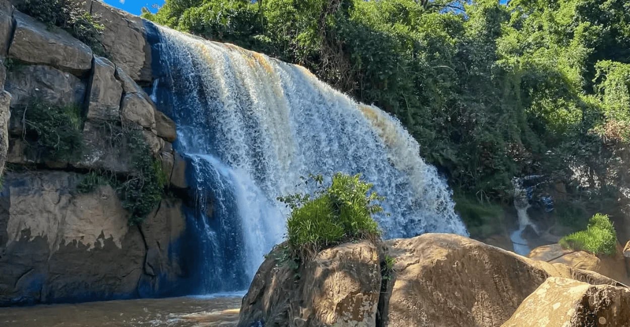 Cachoeira do Machado I em Bueno Brandão MG com queda d’água larga, paredões rochosos e mata