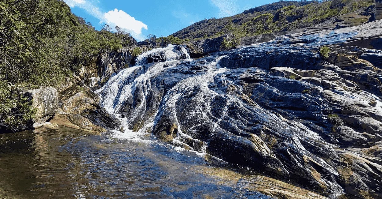 Cachoeira em Cocais com quedas d’água sobre pedras e natureza ao redor