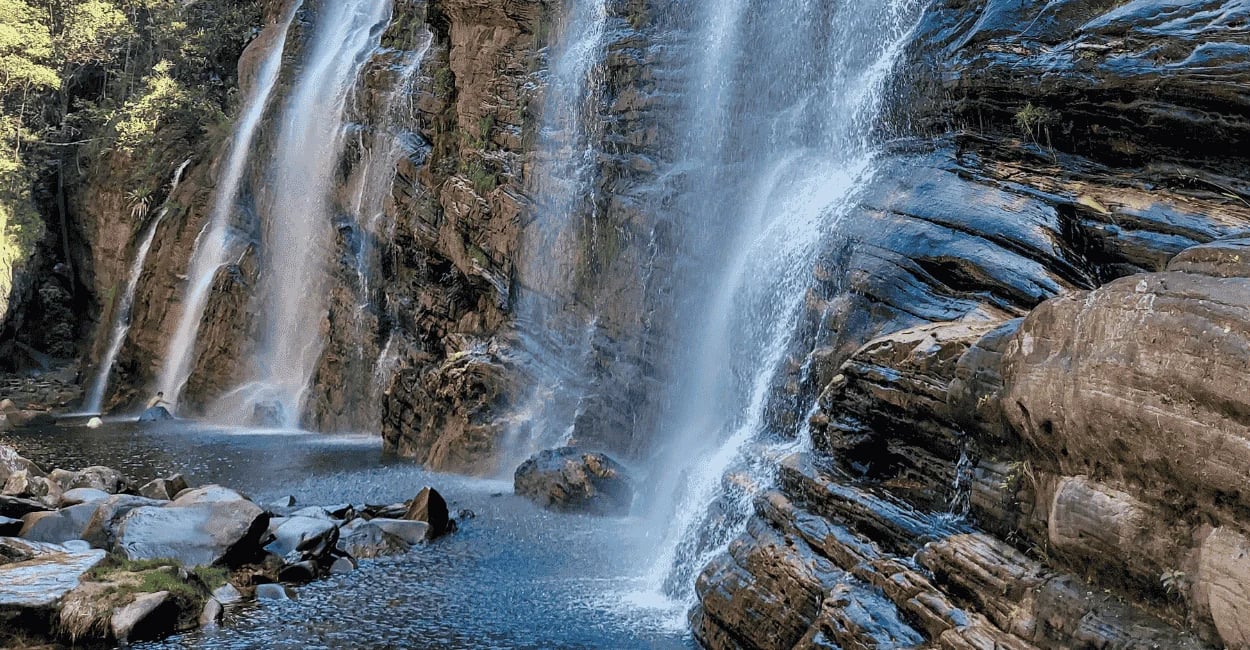 Cachoeira Pedra Pintada em Cocais MG com quedas d’água, poço natural e paredões rochosos