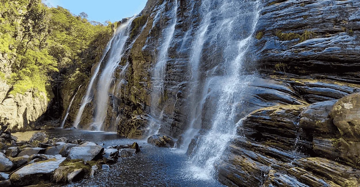 Cachoeira de Cocais, em Cocais, distrito de Barão de Cocais, quedas d’água sobre paredões rochosos
