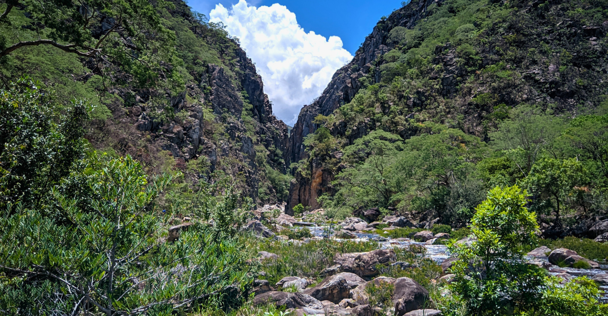 Cânion, com águas, montanhas e vegetação na Serra do Cipó, Cânion das Bandeirinhas