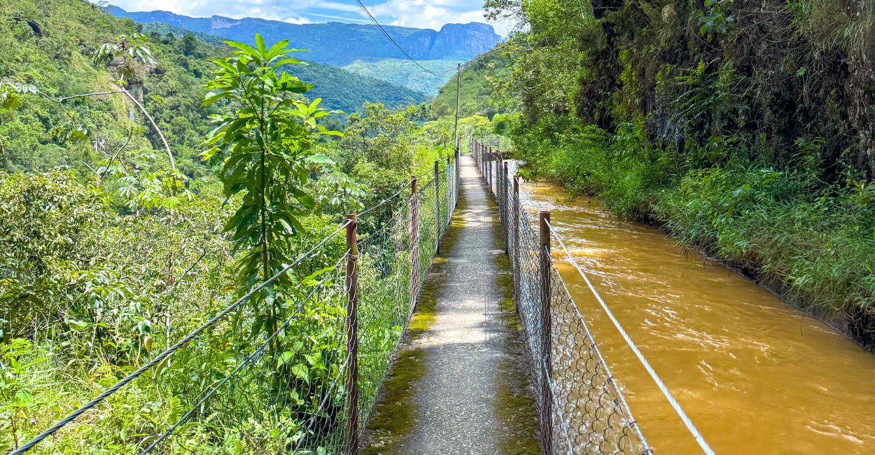 Passarela ao lado de um rio no ponto turistico Cânion do Funil em Ouro Preto MG