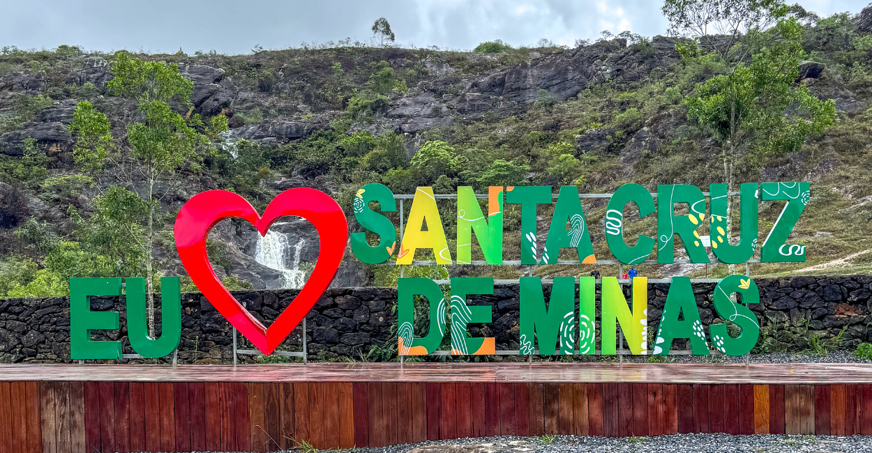 Letreiro com Eu Amo Santa Cruz de Minas, uma cachoeira, montanhas, perto de Tiradentes, MG