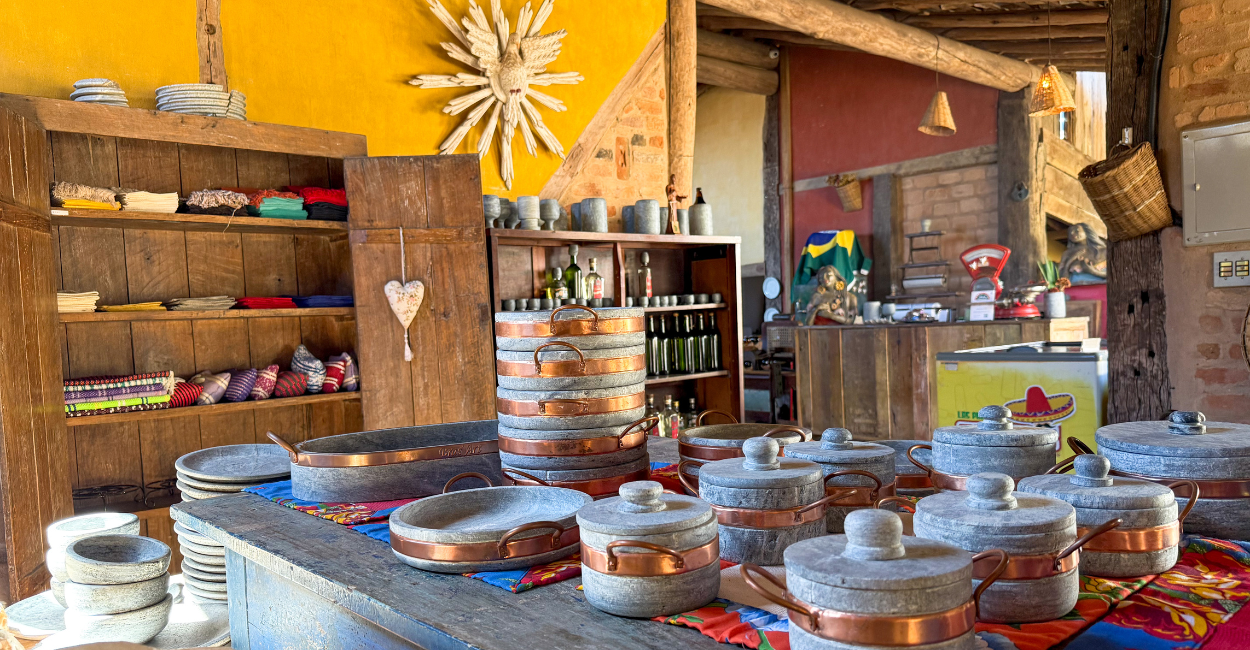 Artesenatos históricos de Minas Gerais, com panelas de pedras, cachaças, tapetes e outros