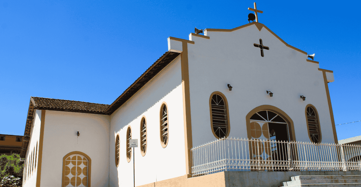 Vista lateral da igreja de São Pedro em Cristiano Otoni, com cores amarelas e brancas