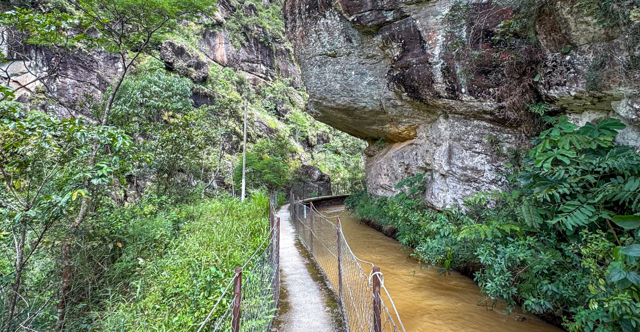 Cânion/Passarela do Funil, com pedras, passarela e um rio na natureza, em um Distrito de Ouro Preto