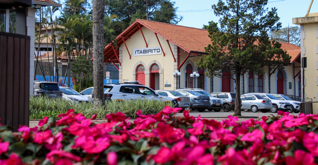 Flores e a Histórica Estação de Trem em Itabirito, Cidade Histórica de Minas Gerais