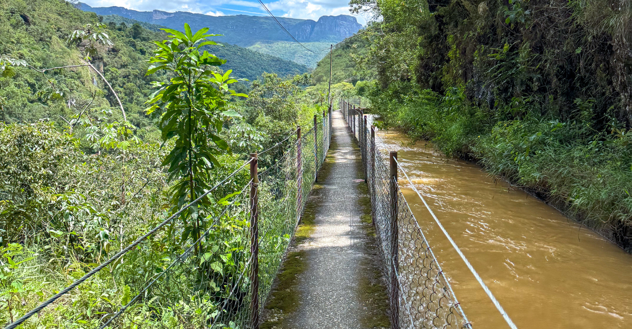 Cânion/Passarela do Funil, com pedras, passarela e um rio na natureza, em um Distrito de Ouro Preto