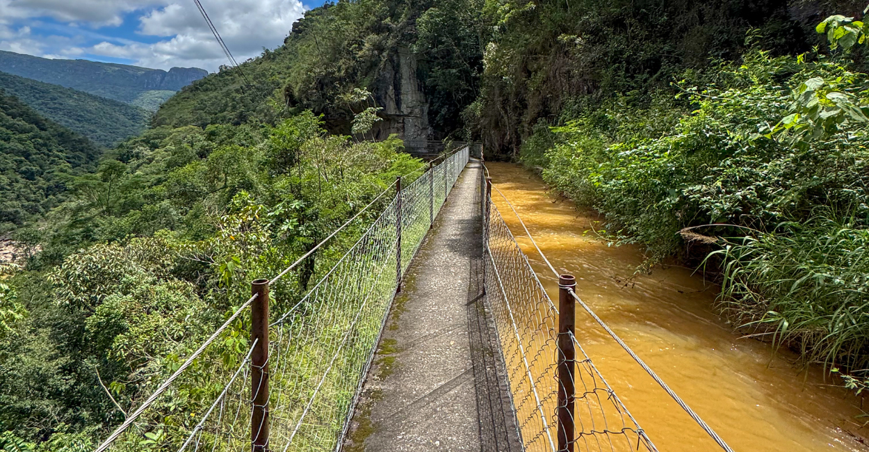 Cânion/Passarela do Funil, com pedras, passarela e um rio na natureza, em um Distrito de Ouro Preto