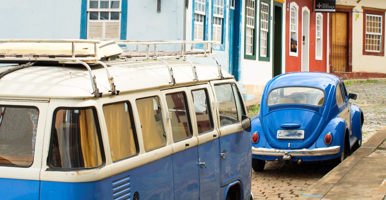 Fusca e uma Kombi no centro Histórico de São João del Rei, MG