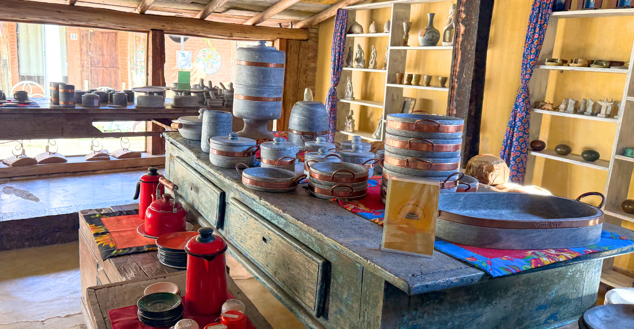 Artesenato mineiro com panelas de pedra, bule e chaleiras, canecas, filtro e outros artesanatos