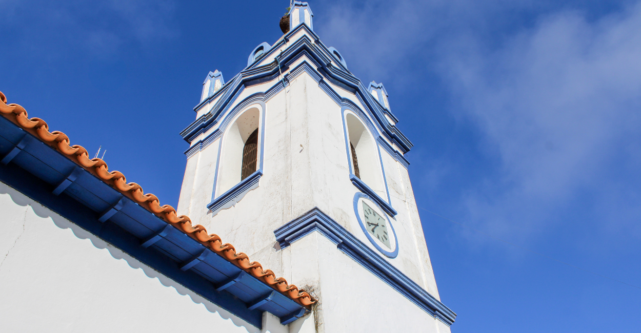 Torre de Igreja Histórica em Raposos, Cidade Histórica Pertinho de Belo Horizonte, MG