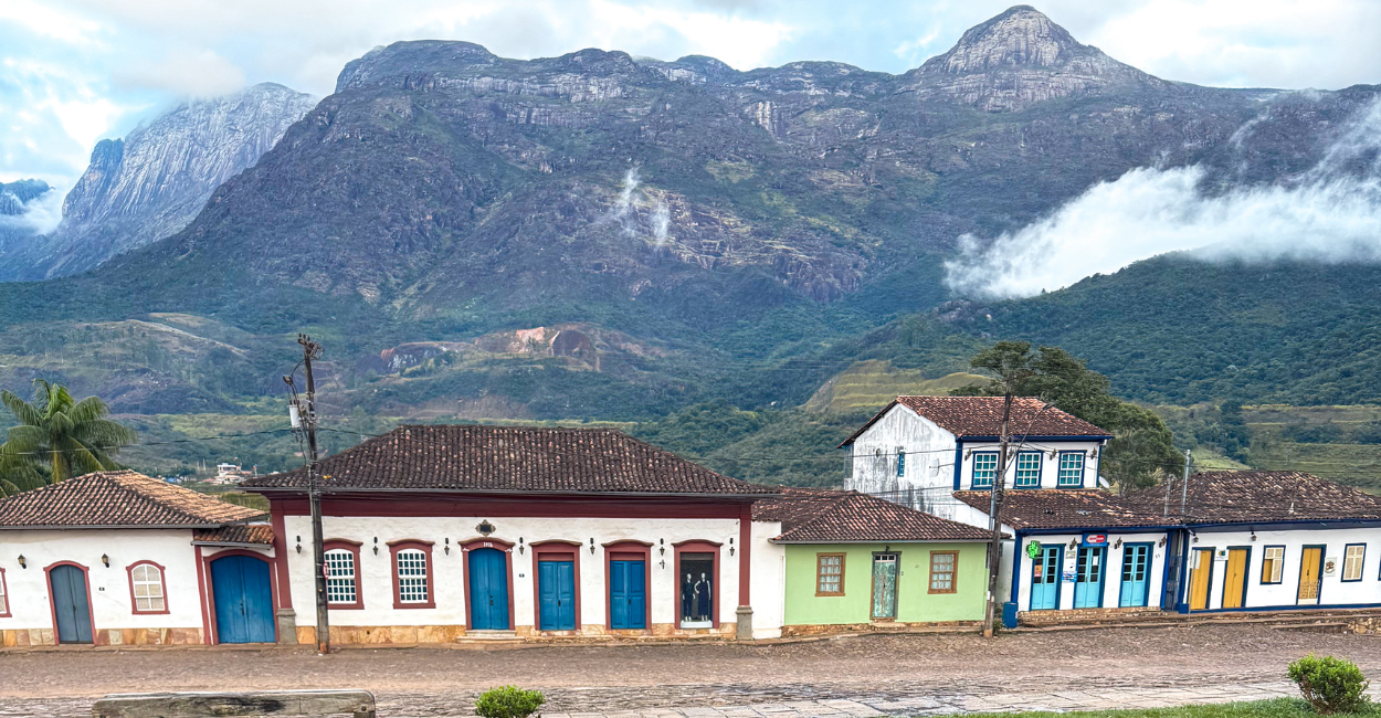 Casas Historicas e ao fundo a Serra do Caraça, em Catas Altas, Minas Gerais