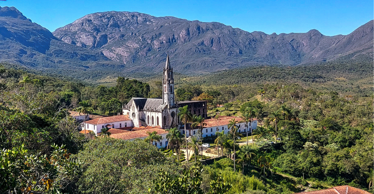 Santuário do Caraça com a Serra do Caraça ao Fundo, em Minas Gerais