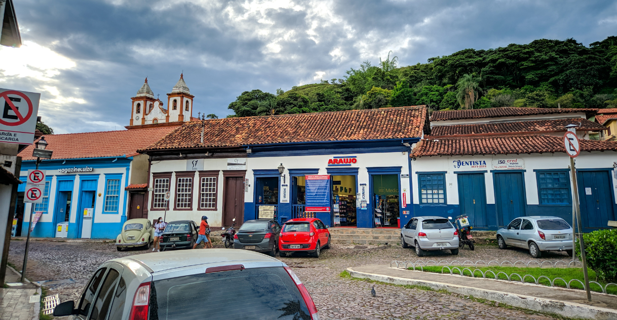 Cidade Histórica de Sabará, centro histórico com casas e igreja históricas