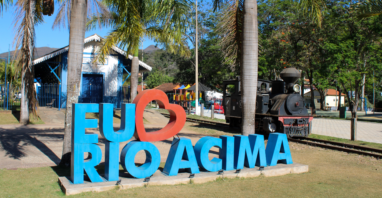 Letreiro Escrito Eu Amo Rio Acima, na Estação Ferroviaria Histórica e Uma Maria Fumaça em Exposição