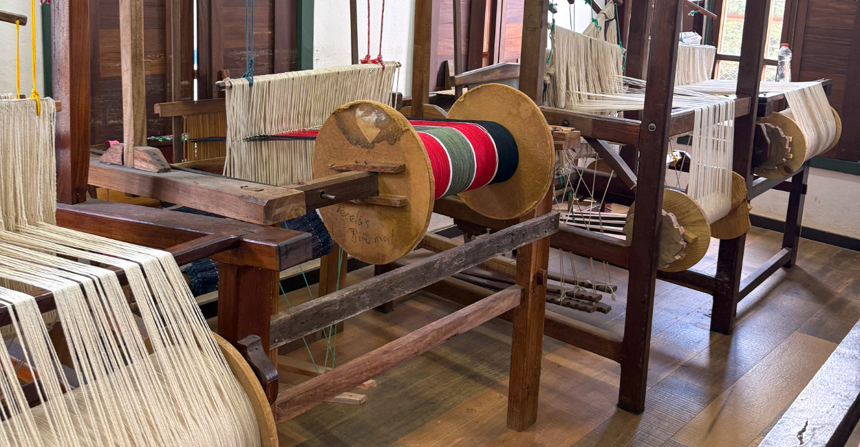 Uma fábrica onde tecelãs mineiras trabalham fazendo artesanato, em Brumal MG