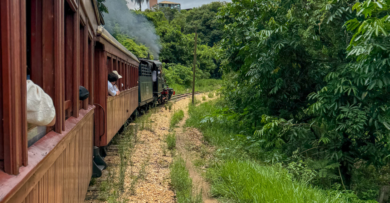 Maria Fumaça andando em meio da natureza e sobre trilhos em Tiradentes Minas Gerais