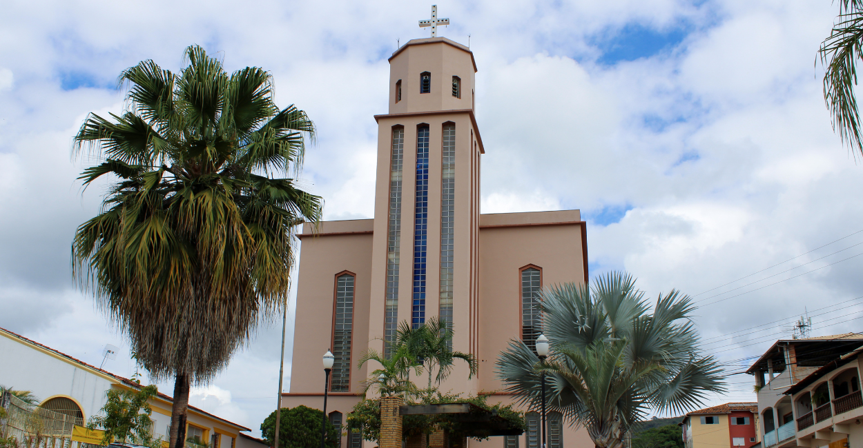 Igreja Matriz no Centro da cidade Morro do Pilar