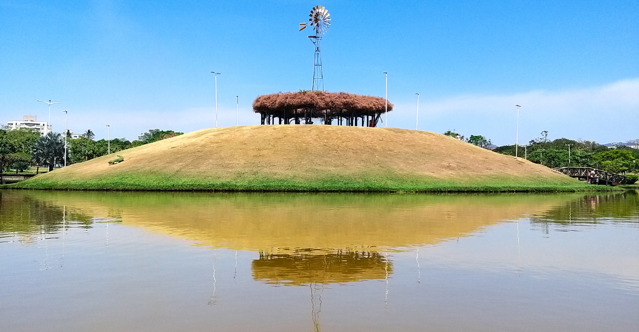 Um moinho, uma montanha e um lago, em Ipatinga Minas Gerais, destino de viagem