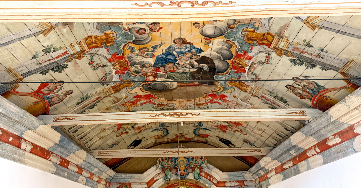 Pintura na Cupula de Uma Igreja Histórica do Barro Mineiro, em Ouro Branco, MG