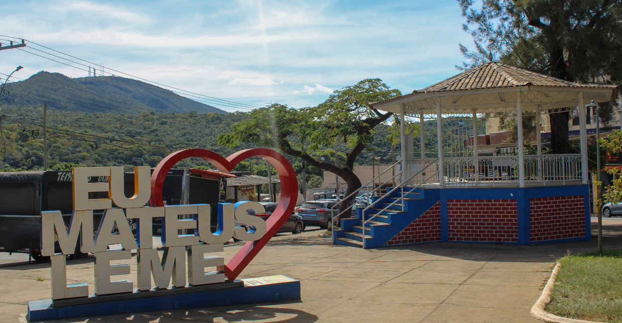 Praça de Mateus Leme em Minas Gerais, com letreiro e o coreto