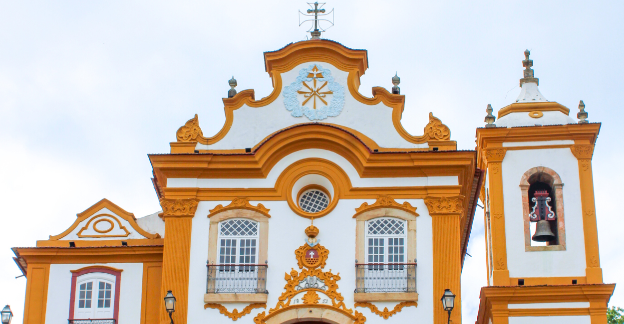 Capela com torre e sino no estilo barroco na cidade historica de São João del Rei, em Minas Gerais