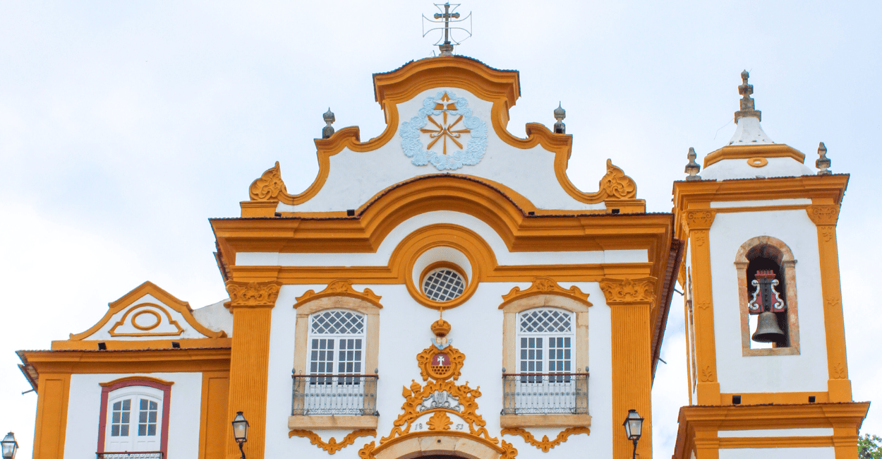 Capela Histórica com cores Amarelas, com uma torre que possui sino em São João del Rei MG