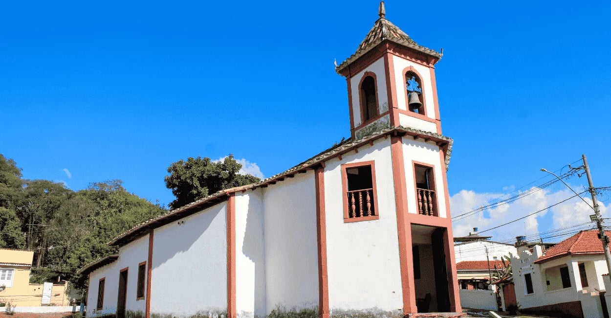 Capela de Nossa Senhora do Ó em Sabará, com fachada branca, detalhes em vermelho