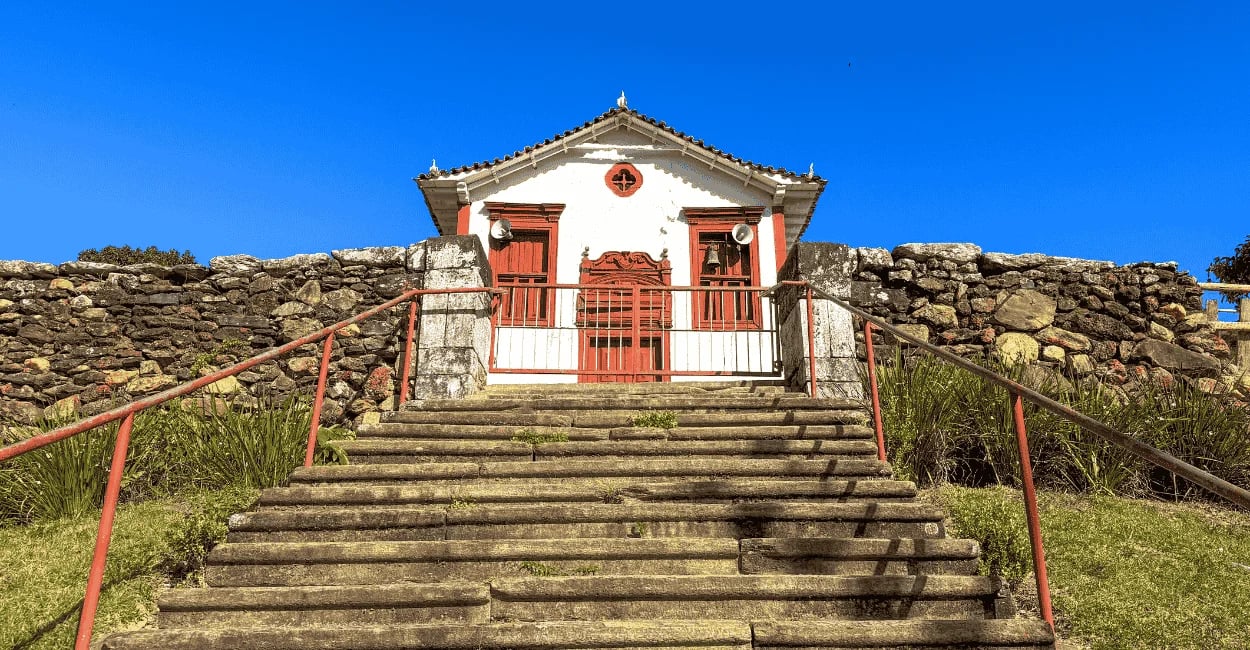 Capela de Nossa Senhora do Rosário, com escadaria e ceu azul em Itapanhoacanga