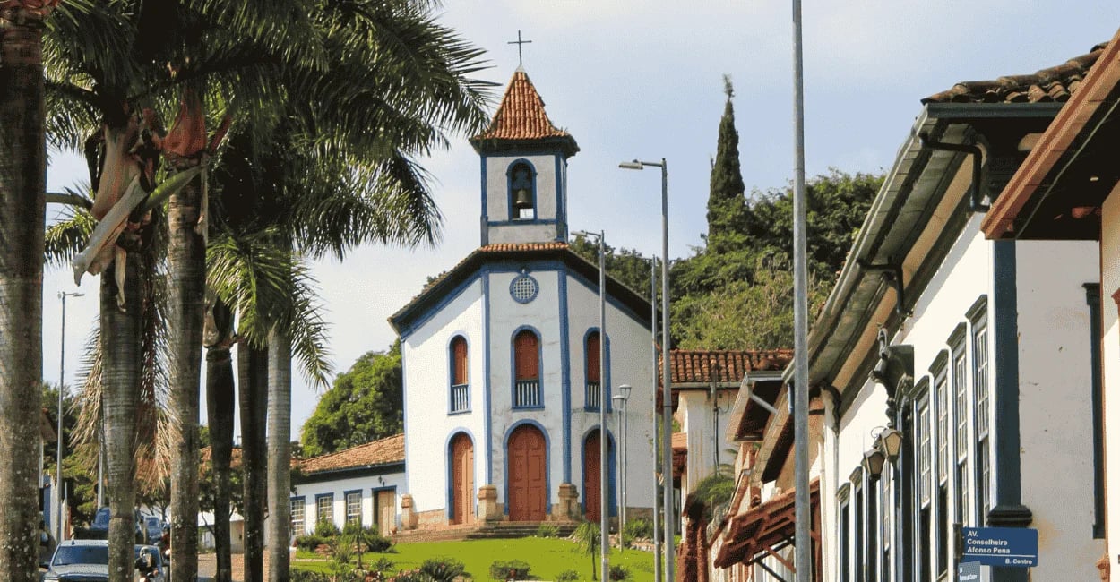 Vista da rua com casarões e capela antiga em Santa Bárbara