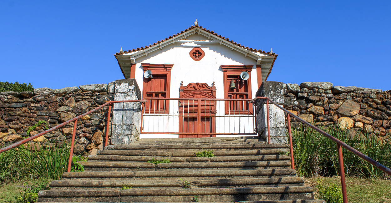 escadaria-e-capela-colonial-em-itapanhoacanga-distrito-turistico-em-minas-gerais