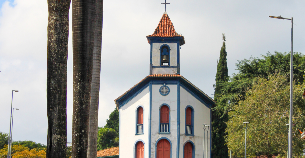Capela histórica e um jardim em Santa Bárbara, cidade histórica e turistica de Minas Gerais