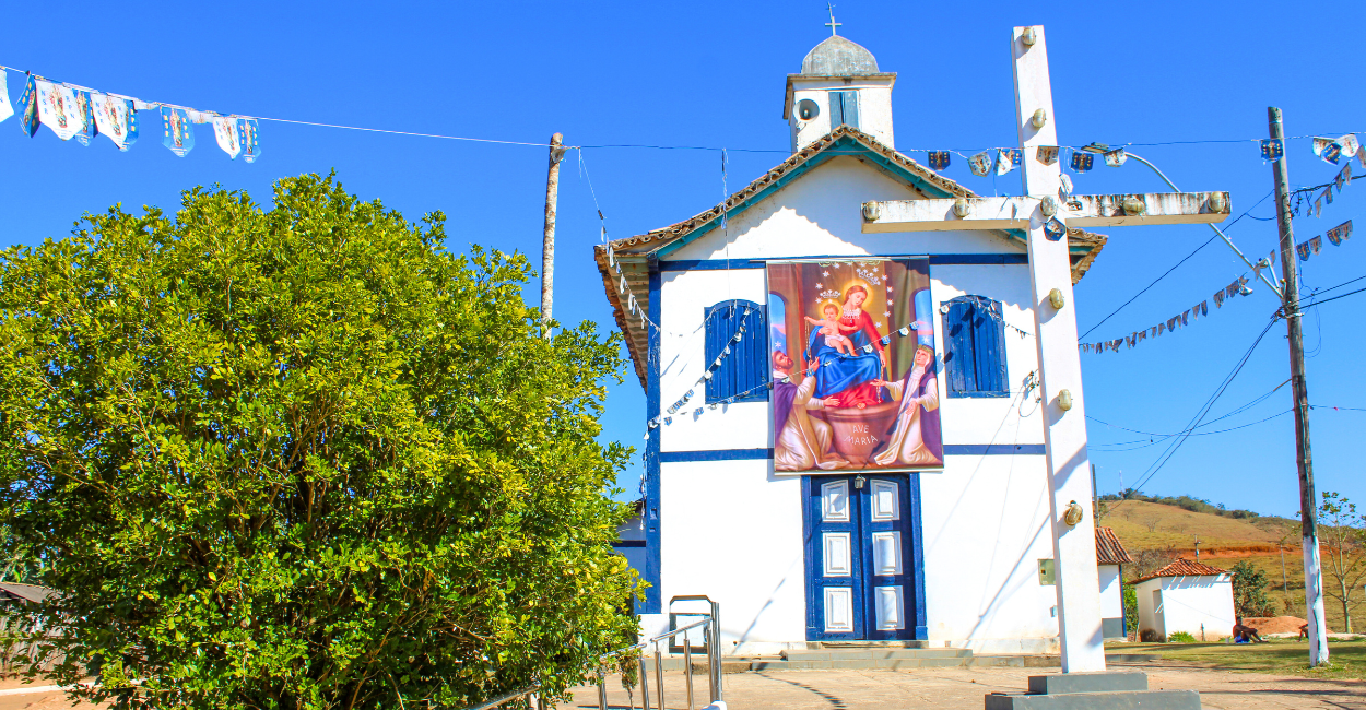 Capela histórica e colonial, com uma cruz na cidade turistica de Alvorada de Minas