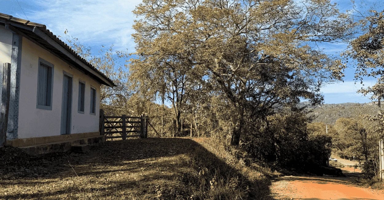 Paisagem rural do Vau em Diamantina MG com casa antiga, estrada de terra e árvores do cerrado