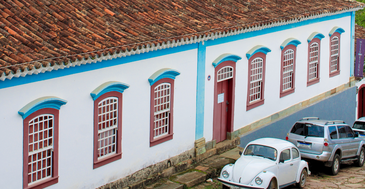Casa histórica com janelas e um fusca branco, em Tiradentes Minas Gerais, cidade turistica