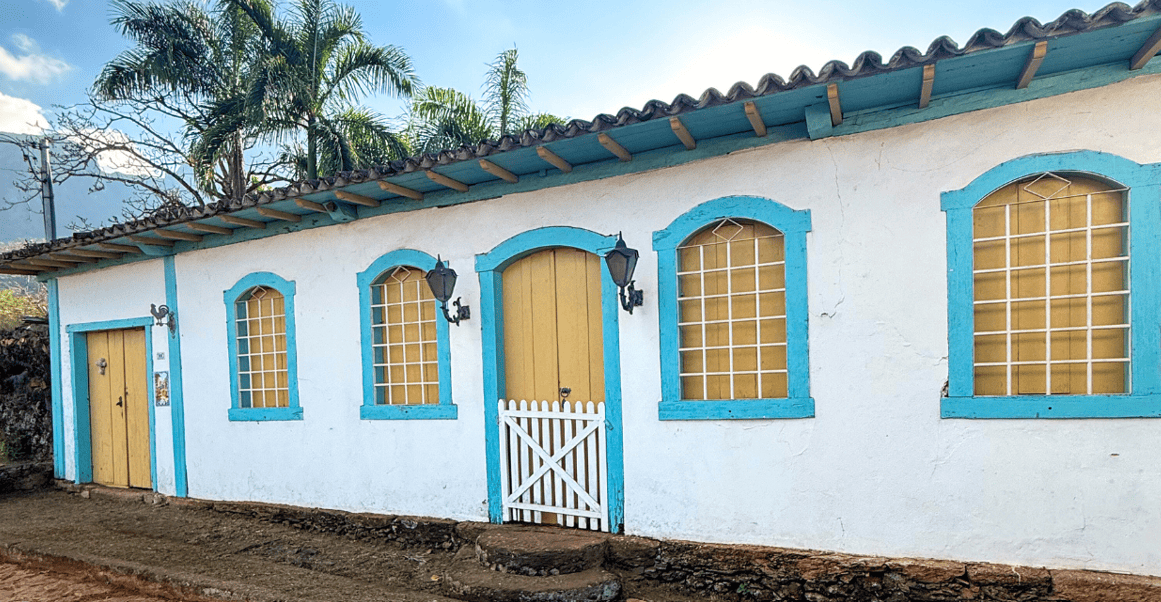 Casa histórica com corez azul, branca e amarela, em Morro D'Água Quente, distrito de Catas Altas MG