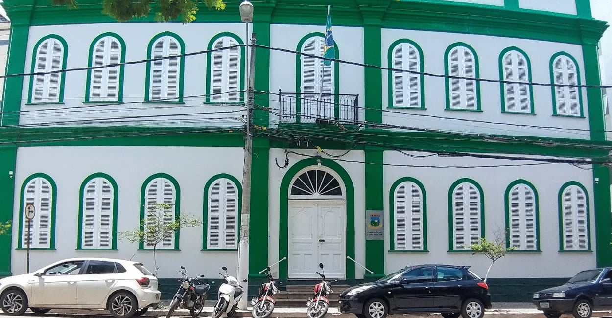 Fachada de casarão histórico verde e branco no centro de Teófilo Otoni, em Minas Gerais
