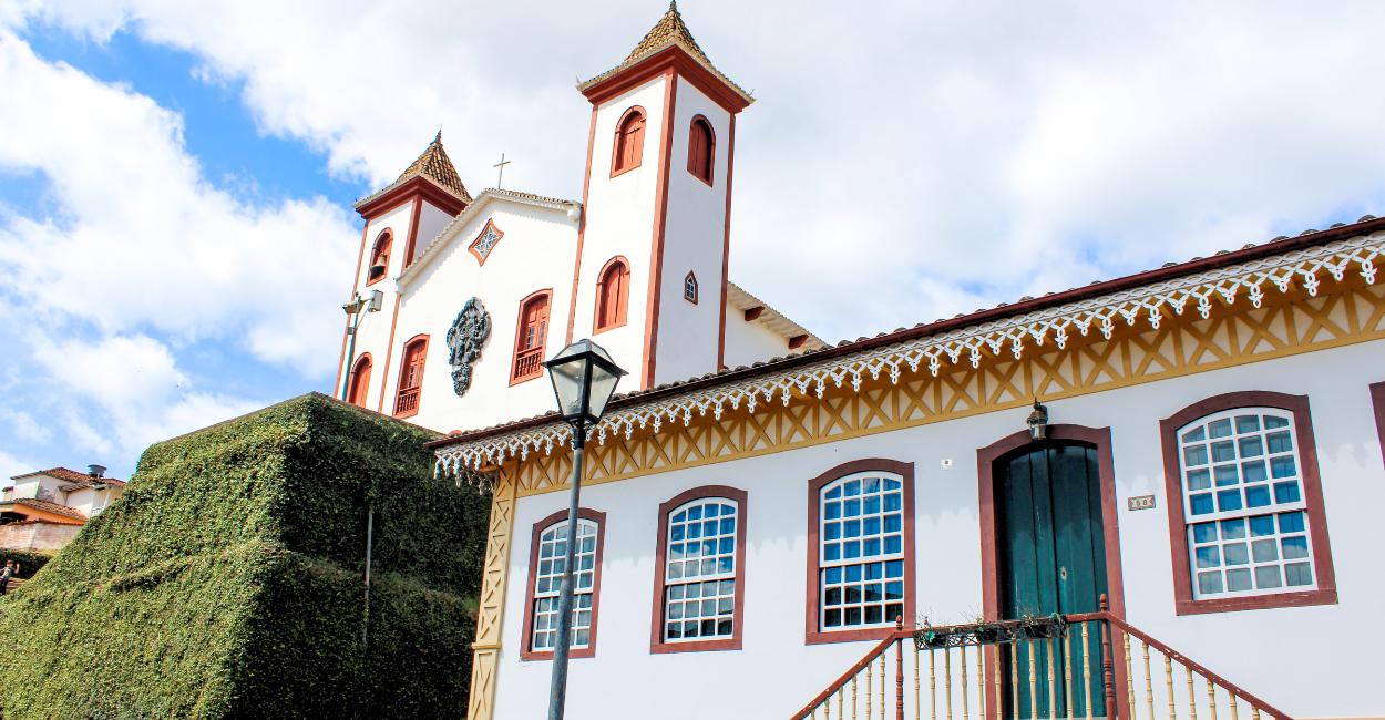 Igreja histórica e casarão histórico do periodo colonial em Serro, cidade turistica de Minas Gerais