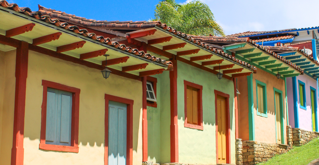 Casas coloridas e históricas no centro turistico de Lavras Novas, distrito de Ouro Preto MG