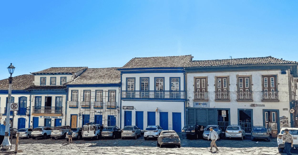 Casario colonial de Diamantina, em MG, com fachadas azuis e brancas, sacadas antigas e largo